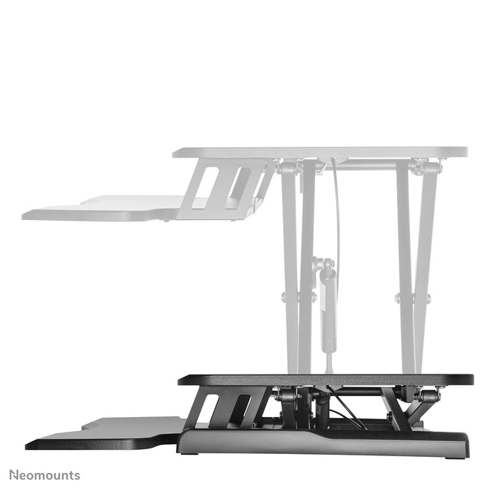 Der Sitz-Steh-Arbeitsplatz, Modell NS-WS300BLACK, verwandelt einen Standardarbeitsplatz in einen gesunden Sitz-Steh-Arbeitsplatz.