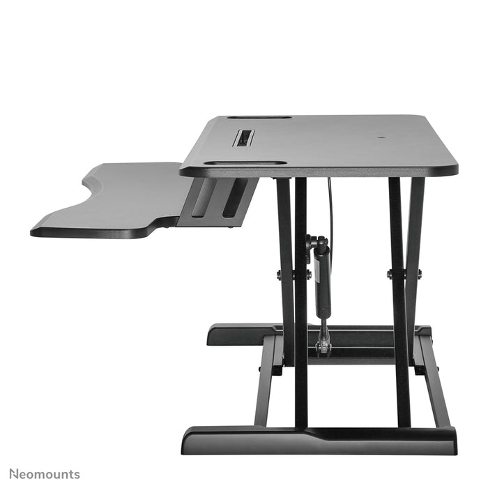 Der Sitz-Steh-Arbeitsplatz, Modell NS-WS300BLACK, verwandelt einen Standardarbeitsplatz in einen gesunden Sitz-Steh-Arbeitsplatz.