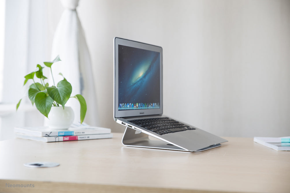NSLS025 ist eine universelle Tischhalterung für ein Notebook oder Tablet.